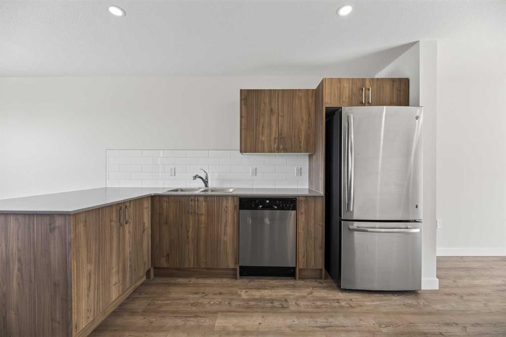 3 Park Lane, Didsbury, AB - Indoor Photo Showing Kitchen With Stainless Steel Kitchen With Double Sink