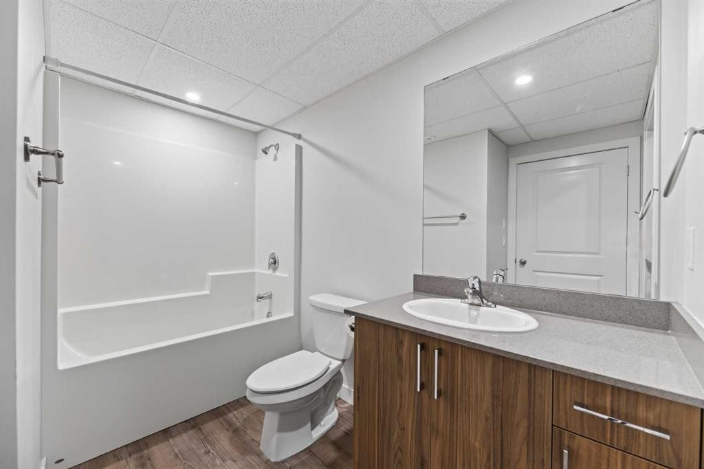 3 Park Lane, Didsbury, AB - Indoor Photo Showing Bathroom