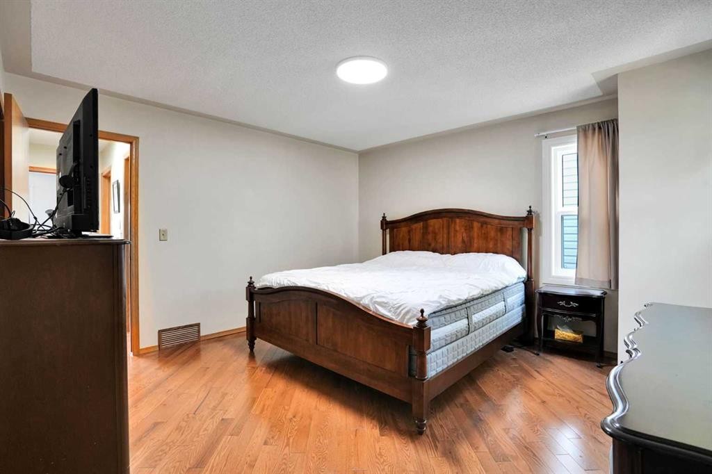 16 Sun Harbour Crescent Se, Calgary, AB - Indoor Photo Showing Bedroom