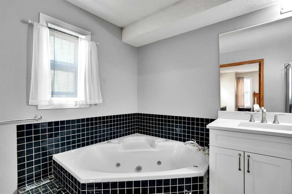 16 Sun Harbour Crescent Se, Calgary, AB - Indoor Photo Showing Bathroom