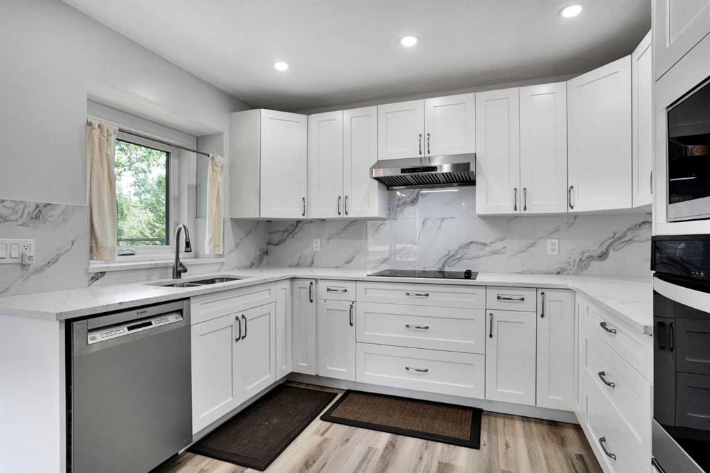 16 Sun Harbour Crescent Se, Calgary, AB - Indoor Photo Showing Kitchen
