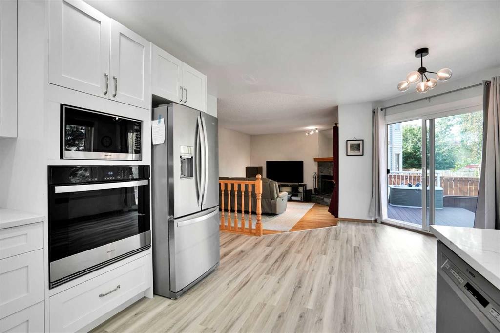 16 Sun Harbour Crescent Se, Calgary, AB - Indoor Photo Showing Kitchen