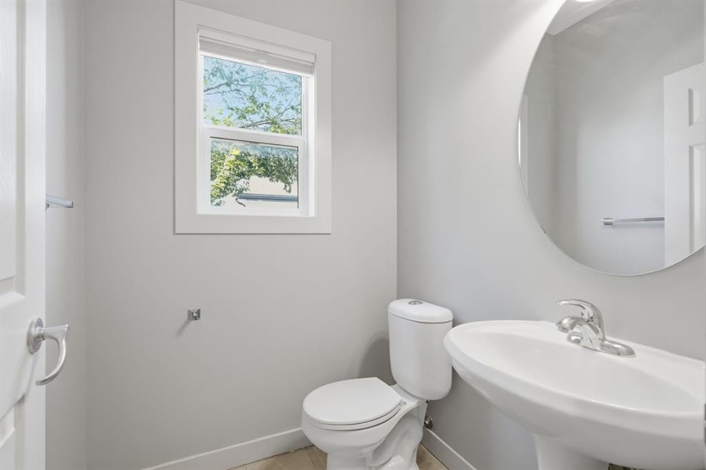 7 Copperleaf Terrace Se, Calgary, AB - Indoor Photo Showing Bathroom