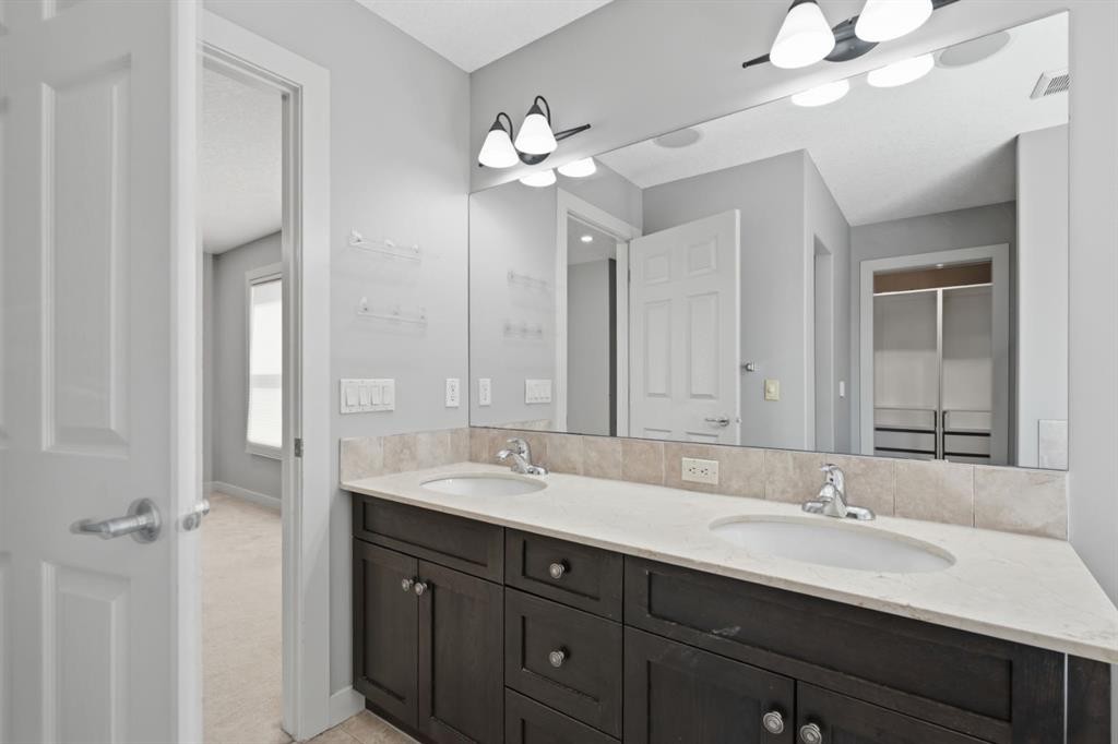 7 Copperleaf Terrace Se, Calgary, AB - Indoor Photo Showing Bathroom