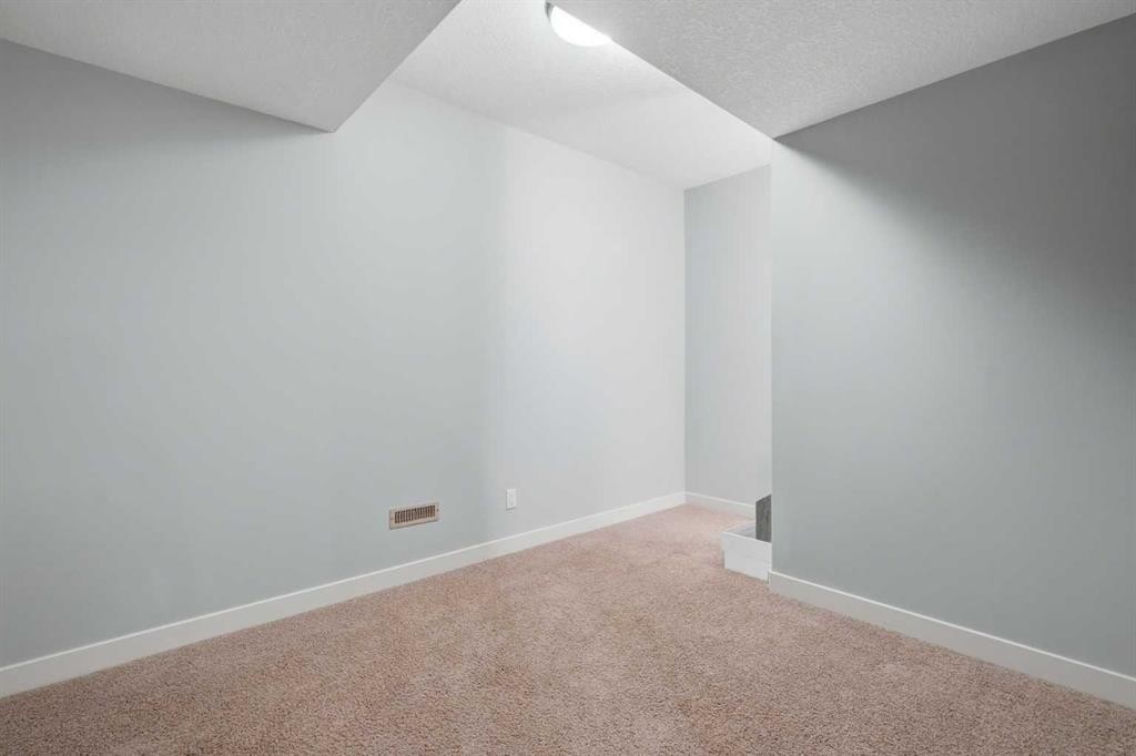 7 Copperleaf Terrace Se, Calgary, AB - Indoor Photo Showing Other Room