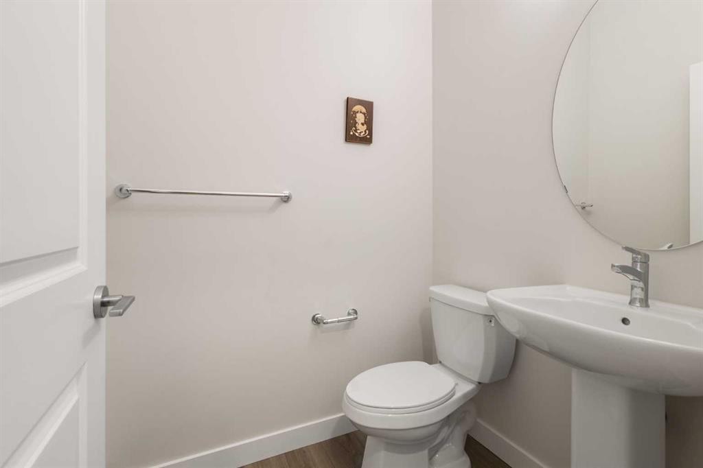 251 Lucas Boulevard Nw, Calgary, AB - Indoor Photo Showing Bathroom
