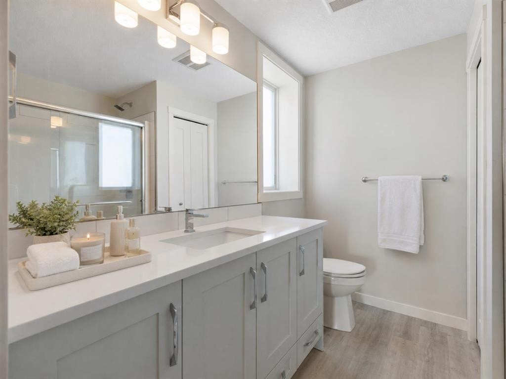 202-150 Shawnee Square Sw, Calgary, AB - Indoor Photo Showing Bathroom