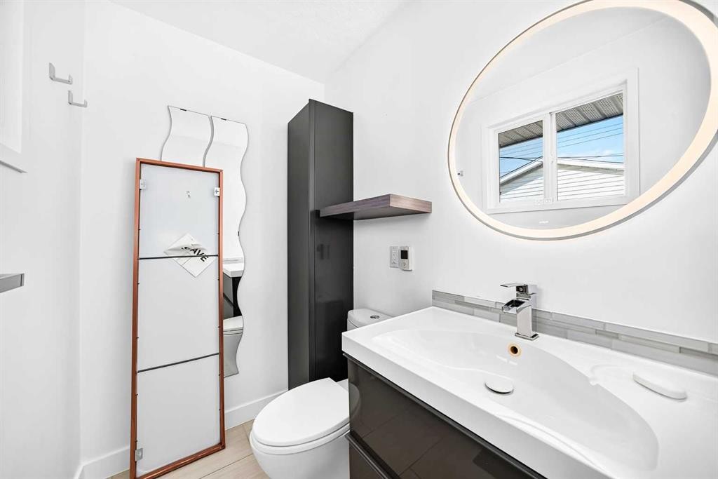 1376 Lake Sylvan Drive Se, Calgary, AB - Indoor Photo Showing Bathroom