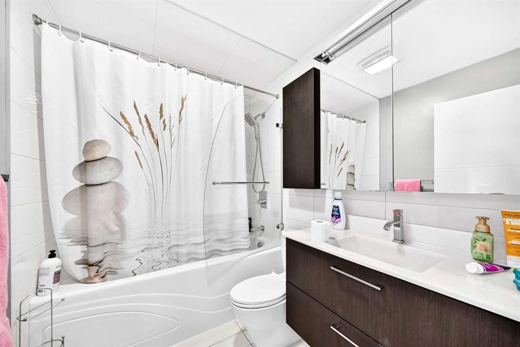 1376 Lake Sylvan Drive Se, Calgary, AB - Indoor Photo Showing Bathroom