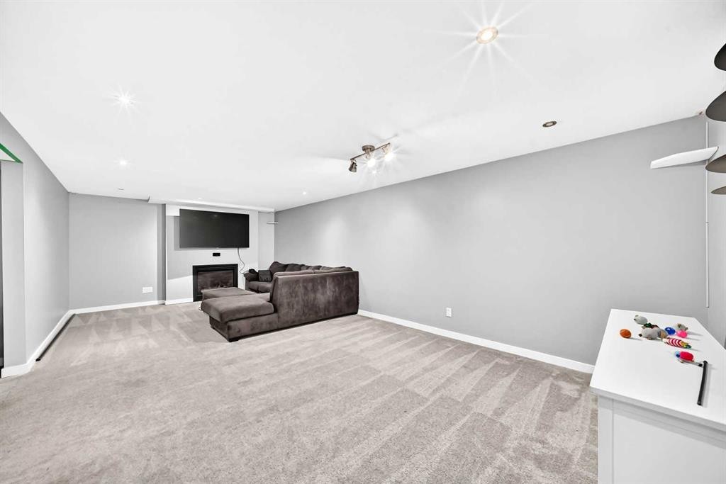 1376 Lake Sylvan Drive Se, Calgary, AB - Indoor Photo Showing Other Room