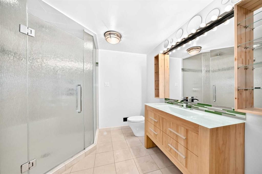 1376 Lake Sylvan Drive Se, Calgary, AB - Indoor Photo Showing Bathroom