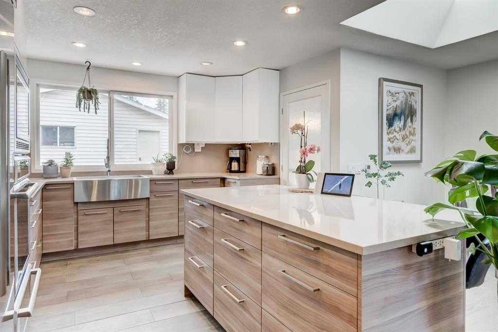 1376 Lake Sylvan Drive Se, Calgary, AB - Indoor Photo Showing Kitchen