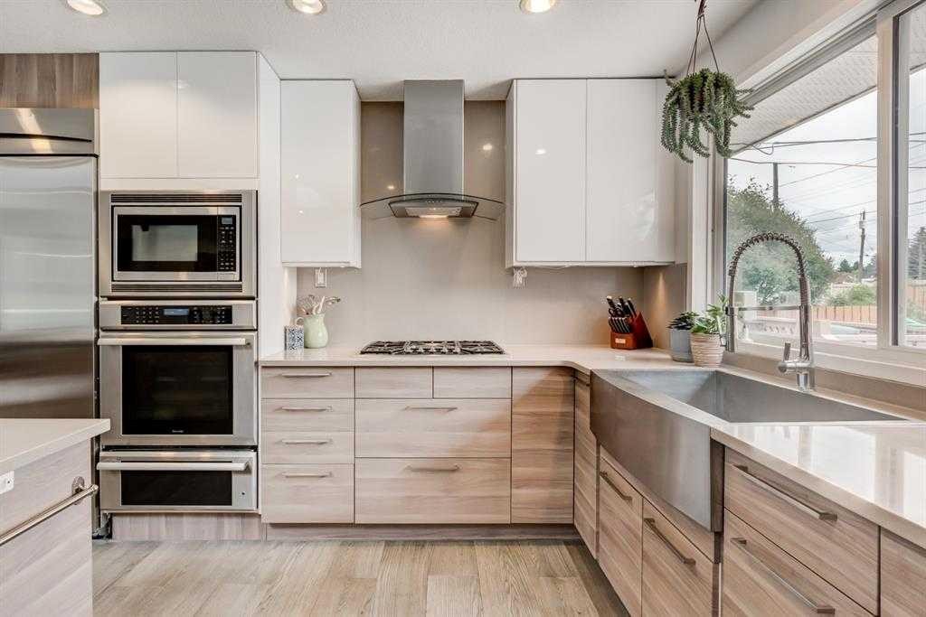 1376 Lake Sylvan Drive Se, Calgary, AB - Indoor Photo Showing Kitchen With Stainless Steel Kitchen With Upgraded Kitchen