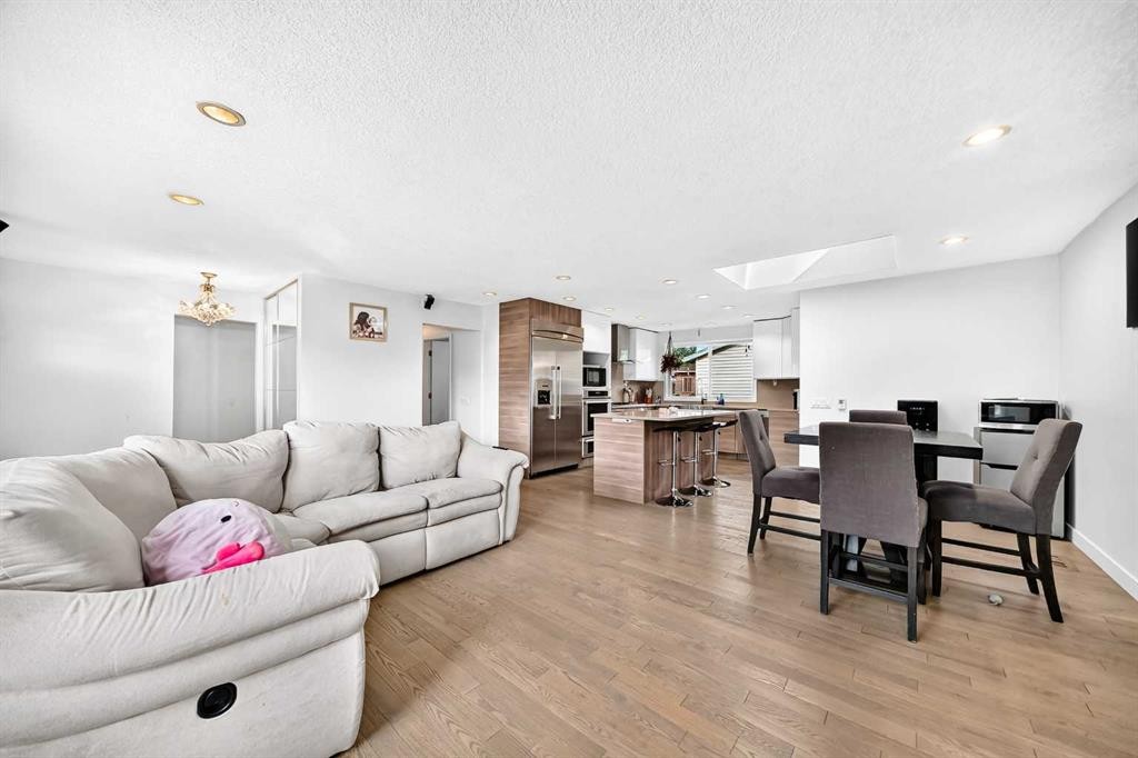 1376 Lake Sylvan Drive Se, Calgary, AB - Indoor Photo Showing Living Room