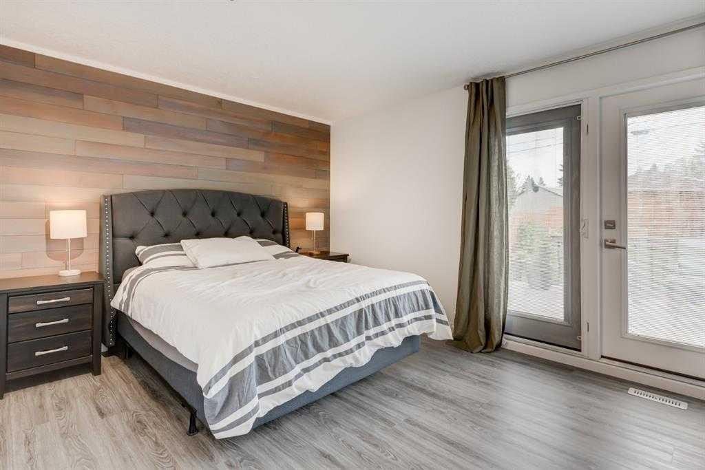 1376 Lake Sylvan Drive Se, Calgary, AB - Indoor Photo Showing Bedroom