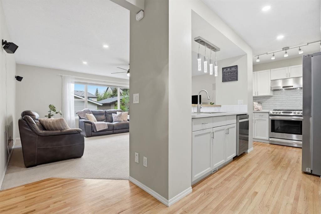 450 Elgin Way Se, Calgary, AB - Indoor Photo Showing Kitchen