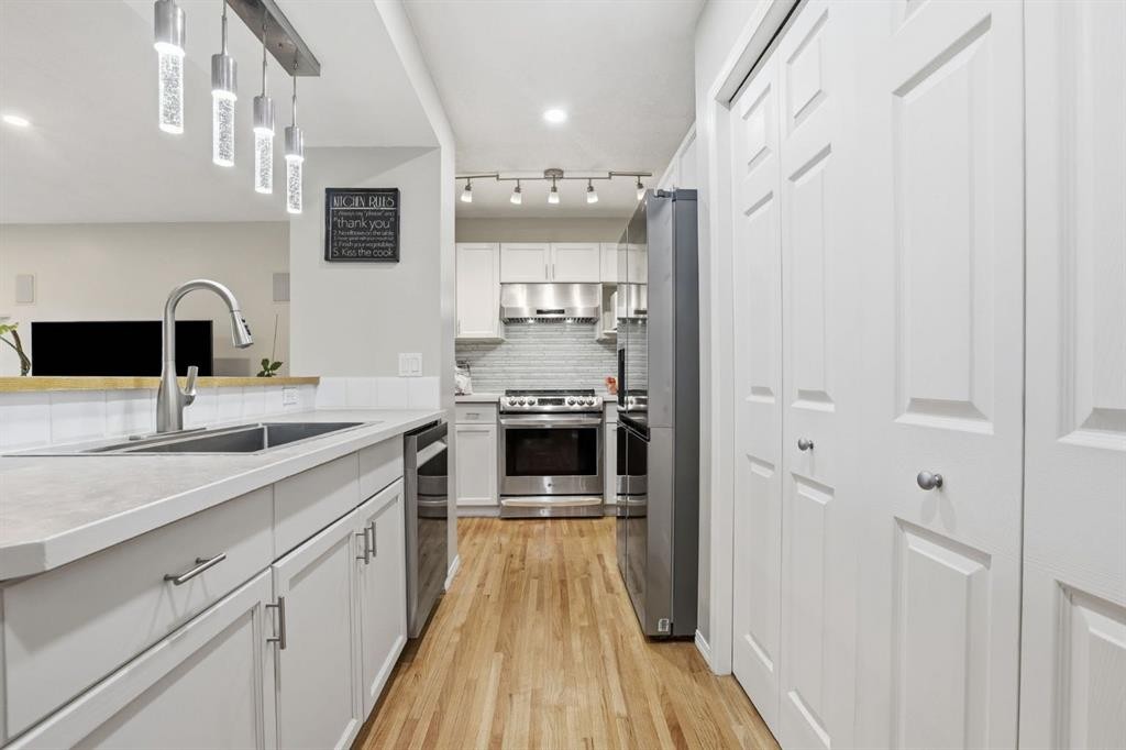 450 Elgin Way Se, Calgary, AB - Indoor Photo Showing Dining Room