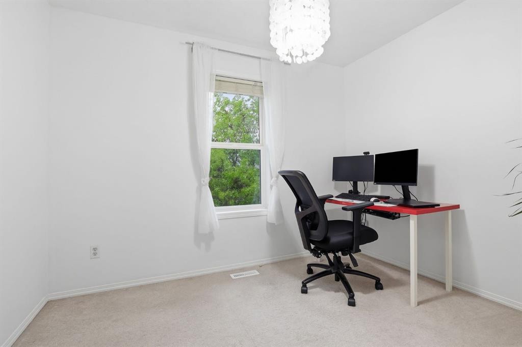 450 Elgin Way Se, Calgary, AB - Indoor Photo Showing Other Room