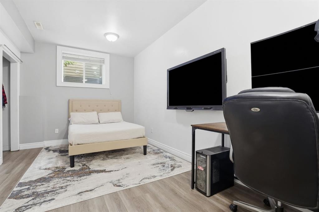 450 Elgin Way Se, Calgary, AB - Indoor Photo Showing Bedroom