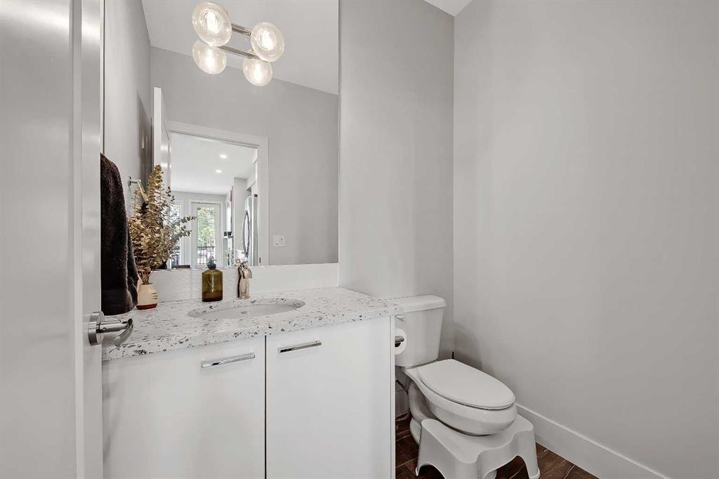 2-1936 25A Street Sw, Calgary, AB - Indoor Photo Showing Bathroom