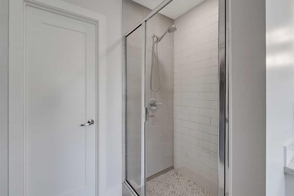2-1936 25A Street Sw, Calgary, AB - Indoor Photo Showing Bathroom