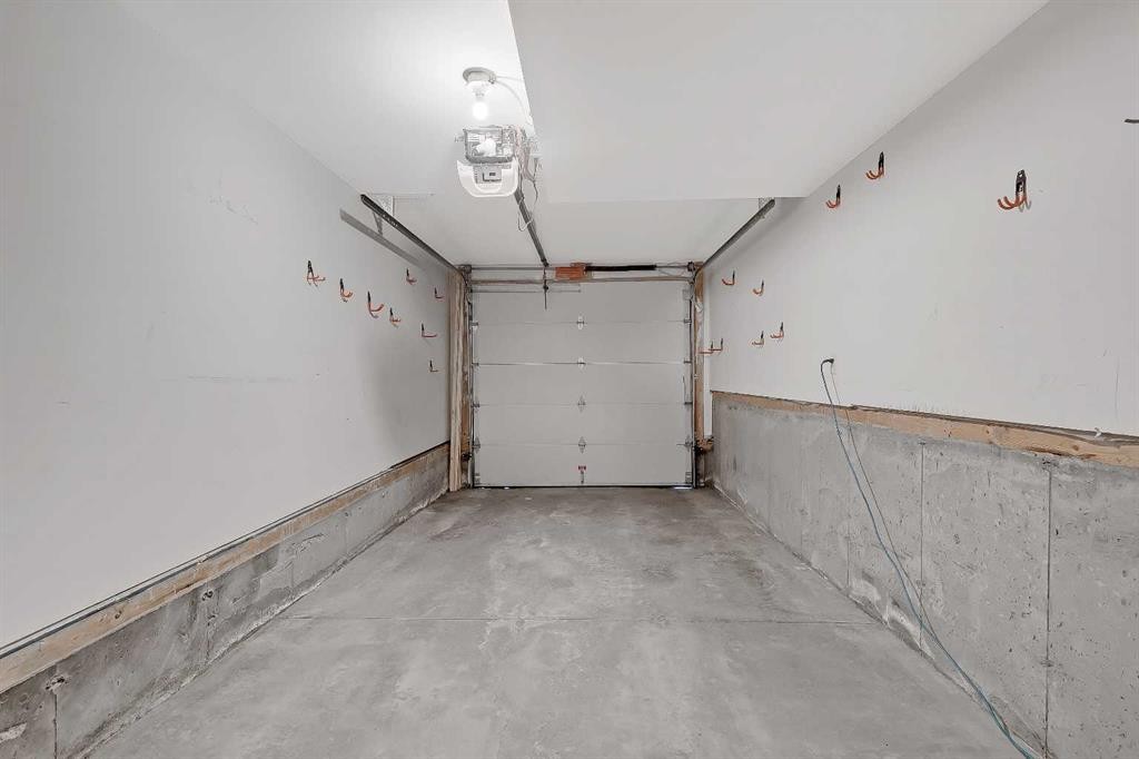 2-1936 25A Street Sw, Calgary, AB - Indoor Photo Showing Garage