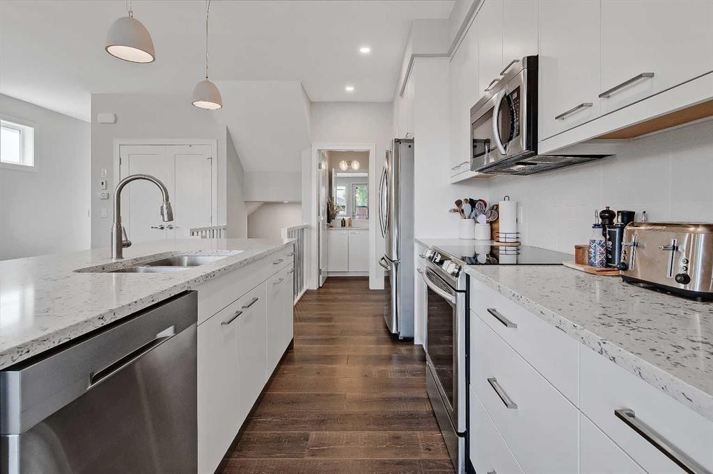 2-1936 25A Street Sw, Calgary, AB - Indoor Photo Showing Kitchen With Double Sink With Upgraded Kitchen