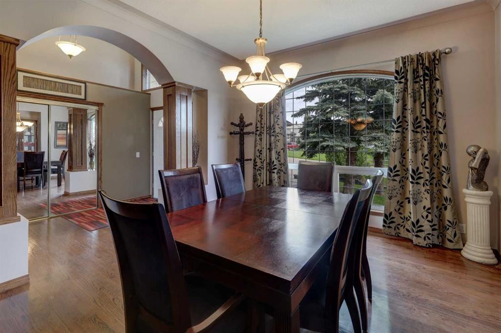 321 Gleneagles View, Cochrane, AB - Indoor Photo Showing Dining Room