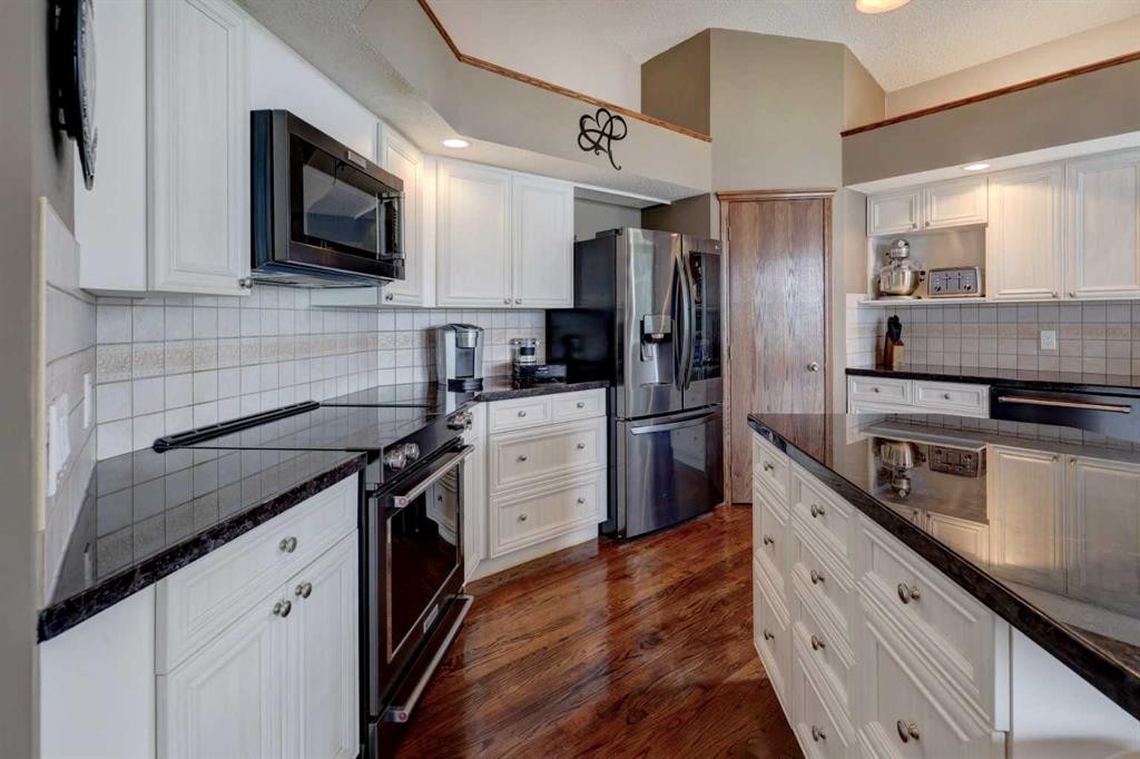 321 Gleneagles View, Cochrane, AB - Indoor Photo Showing Kitchen With Stainless Steel Kitchen