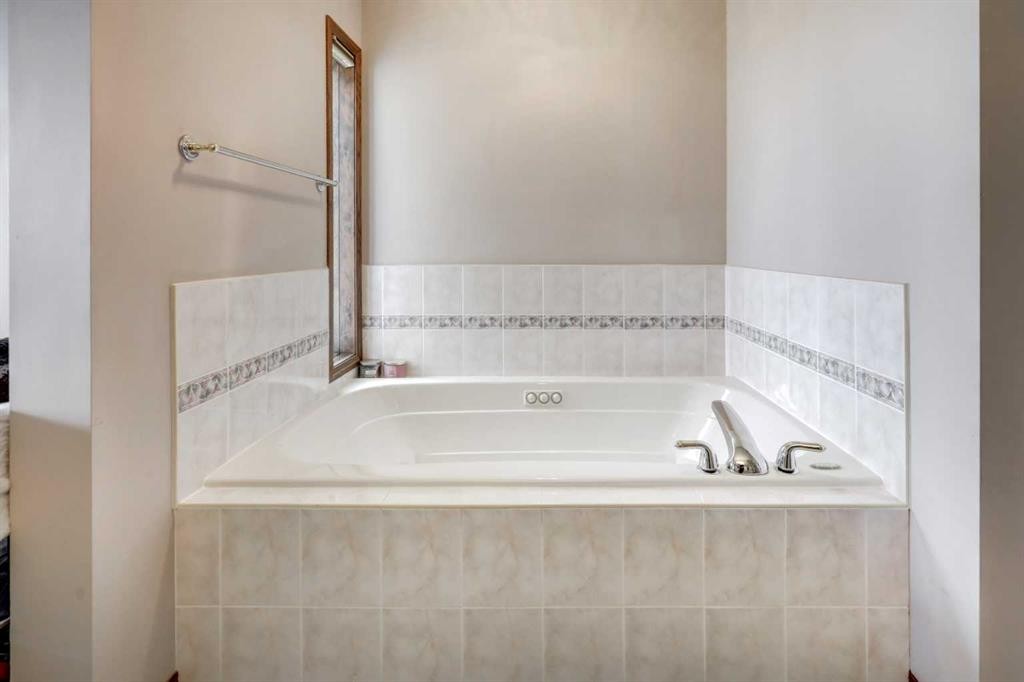 321 Gleneagles View, Cochrane, AB - Indoor Photo Showing Bathroom