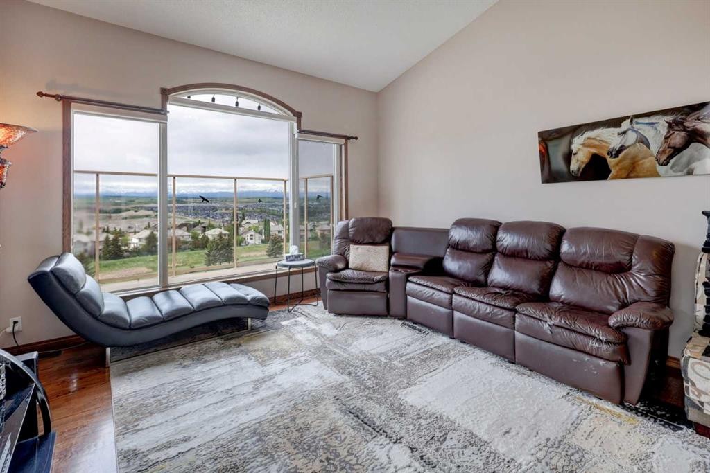 321 Gleneagles View, Cochrane, AB - Indoor Photo Showing Living Room