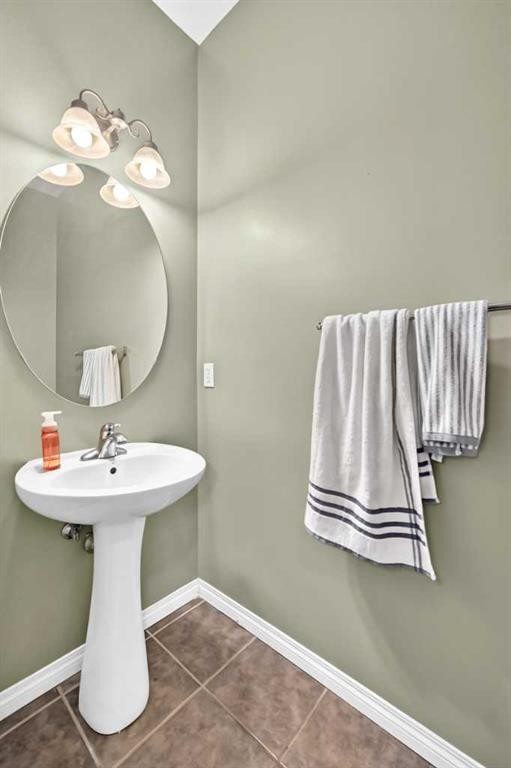 121 Chapalina Heights Se, Calgary, AB - Indoor Photo Showing Bathroom