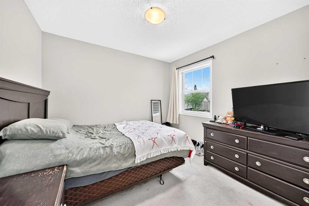 121 Chapalina Heights Se, Calgary, AB - Indoor Photo Showing Bedroom