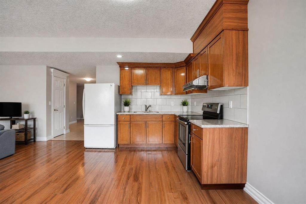 126 Panatella Crescent Nw, Calgary, AB - Indoor Photo Showing Kitchen