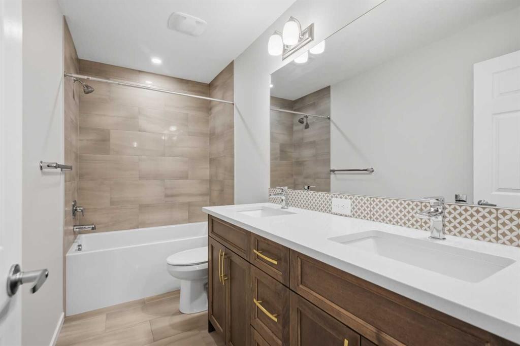 199 Carringham Road Nw, Calgary, AB - Indoor Photo Showing Bathroom
