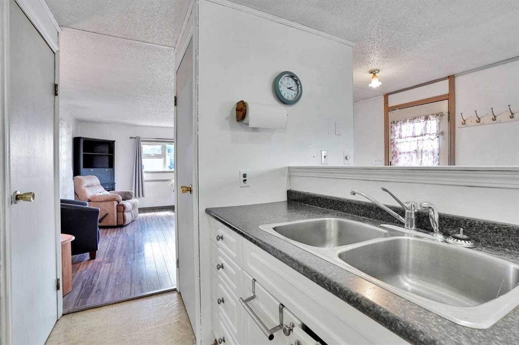 903 Briar Crescent, Strathmore, AB - Indoor Photo Showing Kitchen With Double Sink