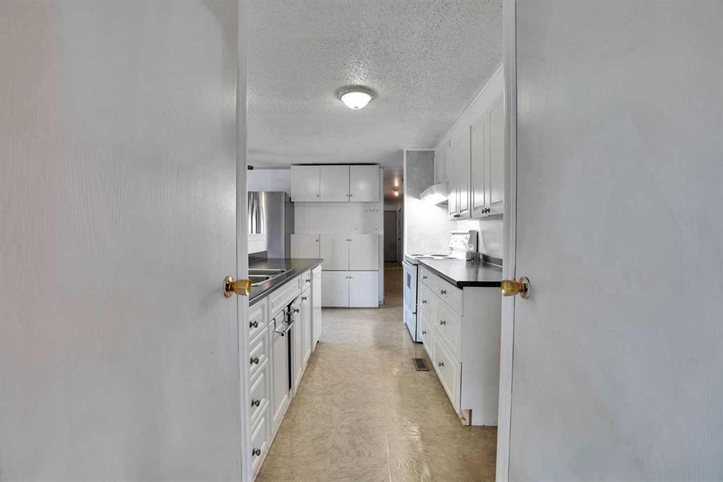 903 Briar Crescent, Strathmore, AB - Indoor Photo Showing Kitchen