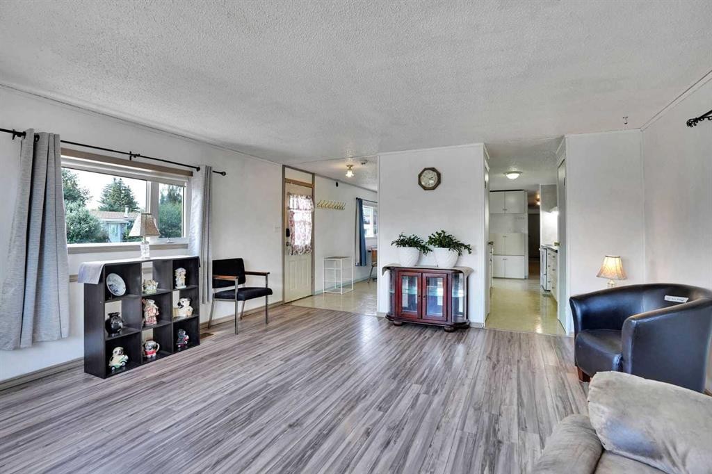 903 Briar Crescent, Strathmore, AB - Indoor Photo Showing Living Room