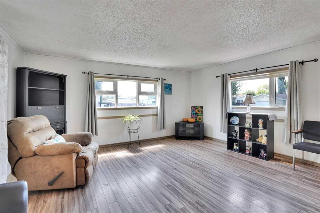 903 Briar Crescent, Strathmore, AB - Indoor Photo Showing Living Room