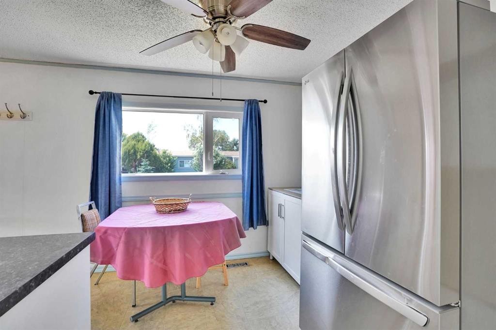 903 Briar Crescent, Strathmore, AB - Indoor Photo Showing Dining Room
