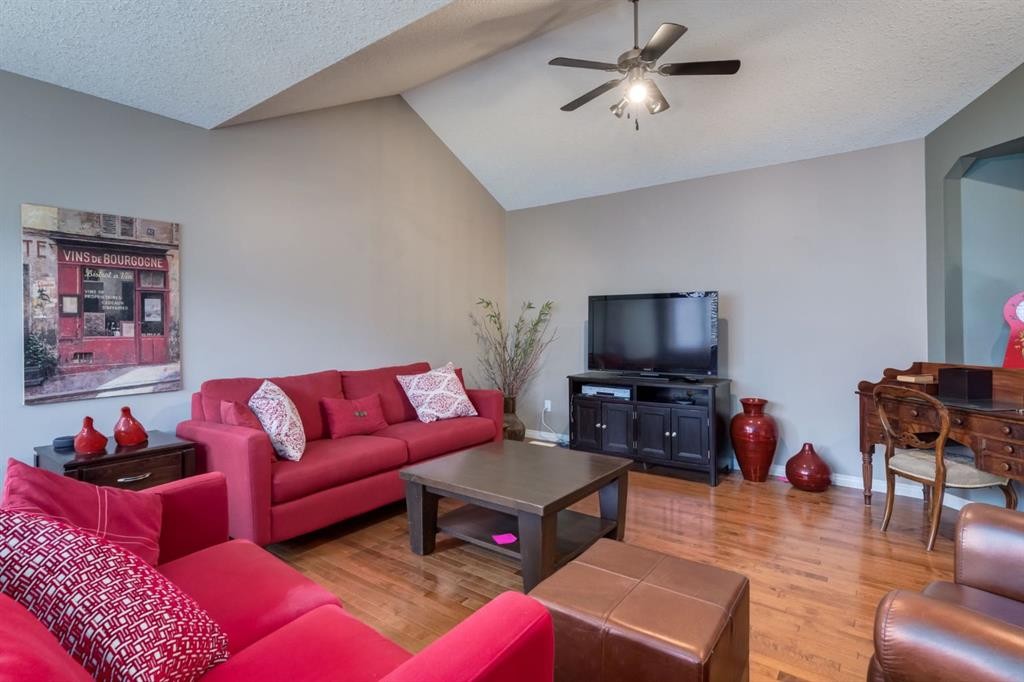 218 Springbank Villas Sw, Calgary, AB - Indoor Photo Showing Living Room