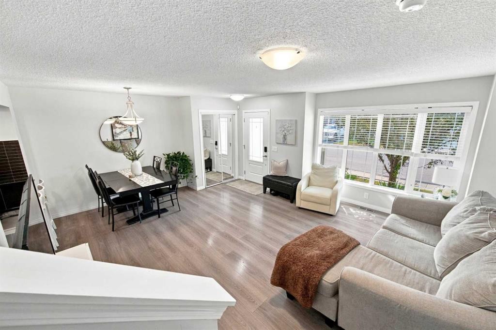 14 Windford Crescent Sw, Airdrie, AB - Indoor Photo Showing Living Room