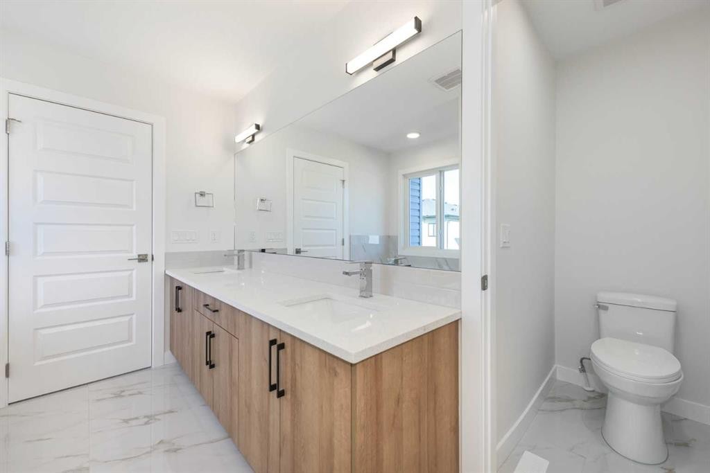 126 Sandpiper Bend, Chestermere, AB - Indoor Photo Showing Bathroom
