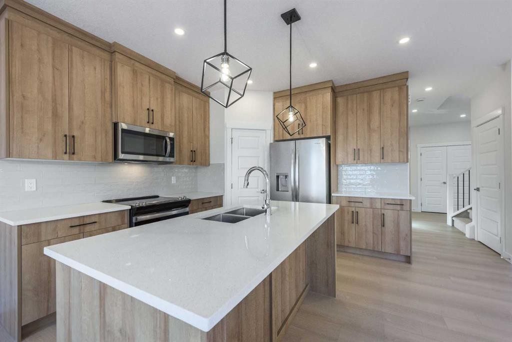 126 Sandpiper Bend, Chestermere, AB - Indoor Photo Showing Kitchen With Double Sink With Upgraded Kitchen