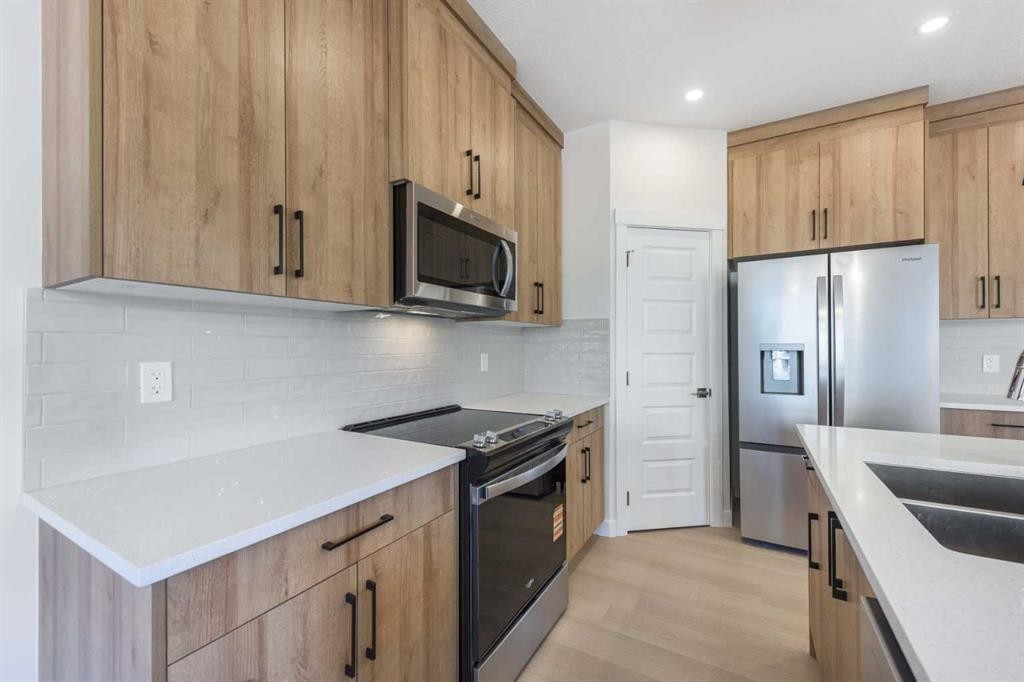 126 Sandpiper Bend, Chestermere, AB - Indoor Photo Showing Kitchen With Stainless Steel Kitchen With Double Sink With Upgraded Kitchen