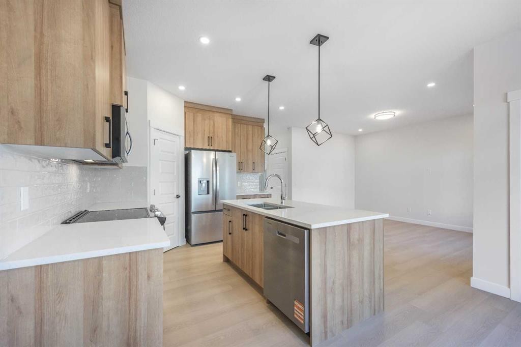 126 Sandpiper Bend, Chestermere, AB - Indoor Photo Showing Kitchen With Stainless Steel Kitchen With Upgraded Kitchen