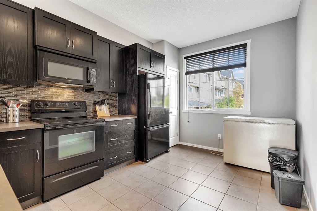 79 Evansview Gardens Nw, Calgary, AB - Indoor Photo Showing Kitchen