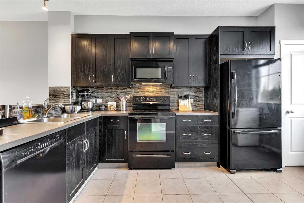 79 Evansview Gardens Nw, Calgary, AB - Indoor Photo Showing Kitchen With Double Sink