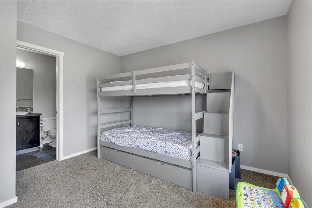 79 Evansview Gardens Nw, Calgary, AB - Indoor Photo Showing Bedroom