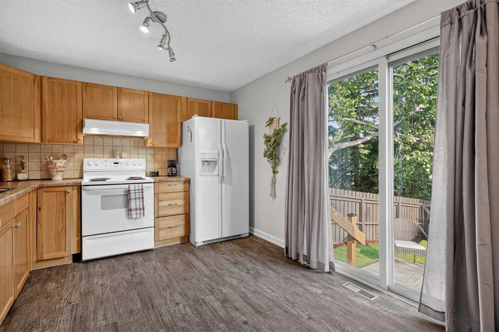 45-380 Bermuda Drive Nw, Calgary, AB - Indoor Photo Showing Kitchen